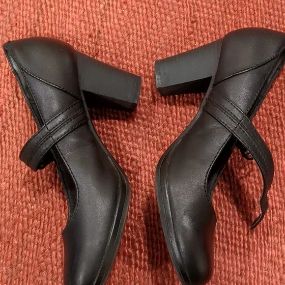 Clarks Leather Black Mary Jane Heels - Picture 4 of 10